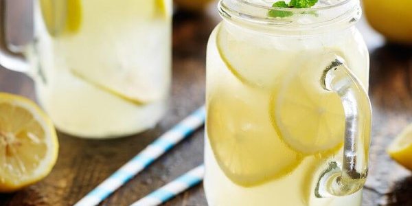 Consommer du jus de citron à jeun : danger ?